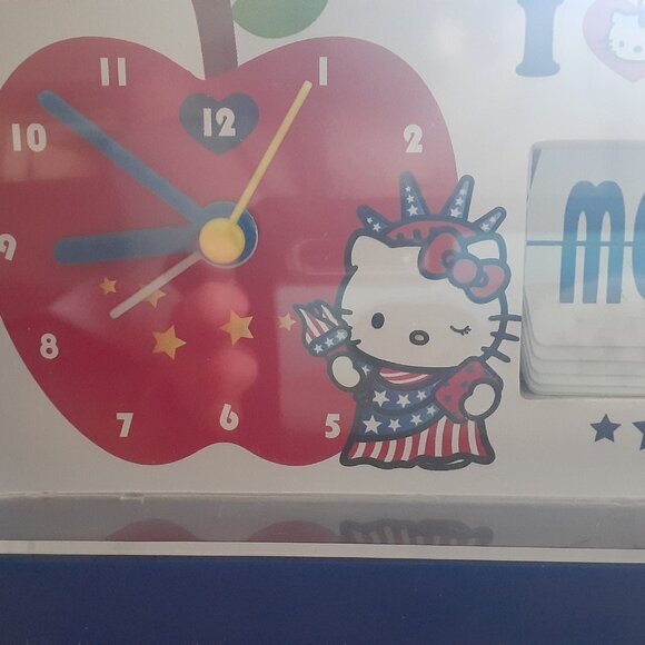 Hello kitty in New York Retro Clock Calendar - Picture 3 of 8